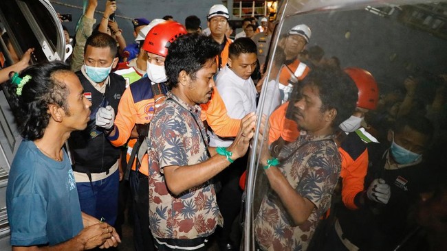 Passengers arrive after a Mutiara Sentosa 2 ferry caught fire off Indonesia's Madura island, at Tanjung Perak port in Surabaya, East Java province, Indonesia, August 3, 2026. REUTERS/Dipta Wahyu