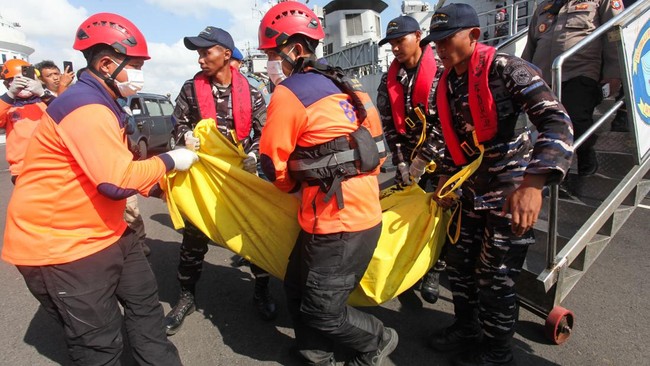 Sejumlah petugas membawa kantong berisi jenazah korban kebakaran KM Mutiara Sentosa II setibanya di Dermaga Madura, Koarmada II, Surabaya, Jawa Timur, Senin (3/8/2026). KRI Nala-363 mengevakuasi 30 penumpang selamat dan dua korban meninggal dunia dal