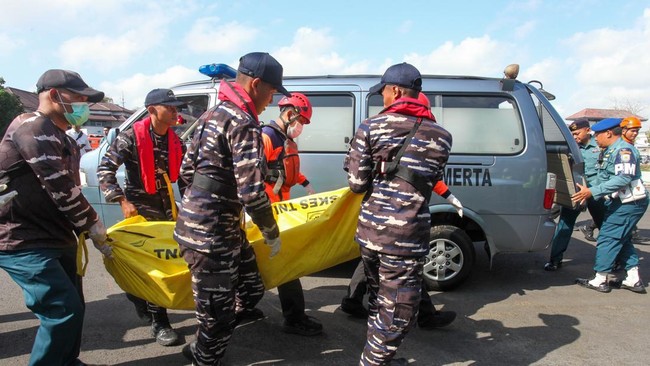 Sejumlah petugas membawa kantong berisi jenazah korban kebakaran KM Mutiara Sentosa II setibanya di Dermaga Madura, Koarmada II, Surabaya, Jawa Timur, Senin (3/8/2026). KRI Nala-363 mengevakuasi 30 penumpang selamat dan dua korban meninggal dunia dal