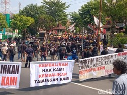 Nasabah PD BKK Klaten Demo Geruduk Pemkab-Blokade Jalan Pemuda