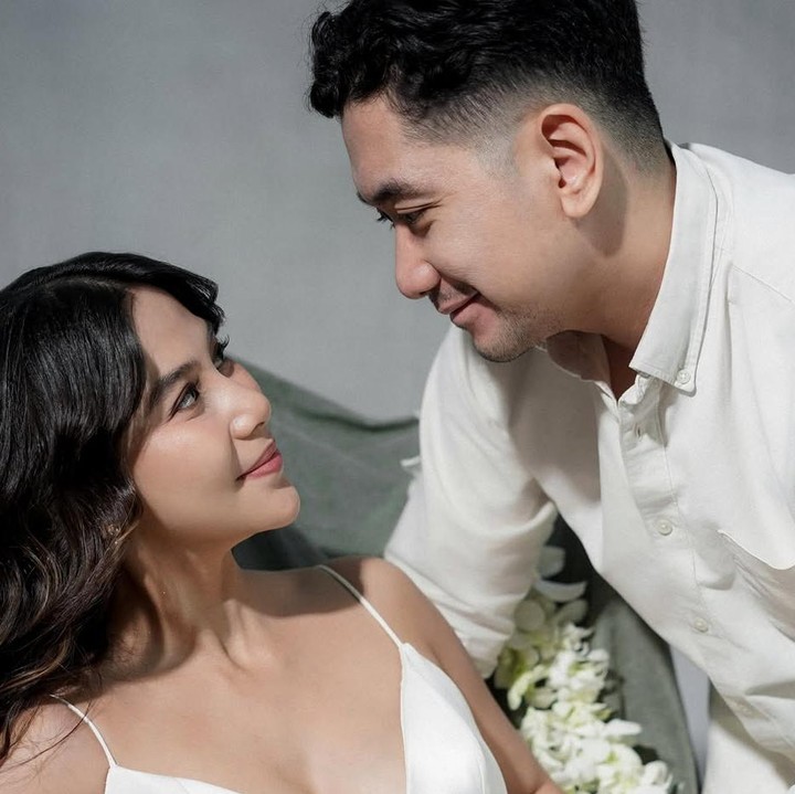 <p>Maternity shoot Adinda Thomas memberikan kesan hangat tapi juga elegan. Ditambah lagi pose-pose yang ditampilkan Adinda Thomas dan Akmal terasa emosional dan romantis sebagai sepasang suami istri siap menyambut anak pertama mereka. (Foto: @adindathomas)</p>