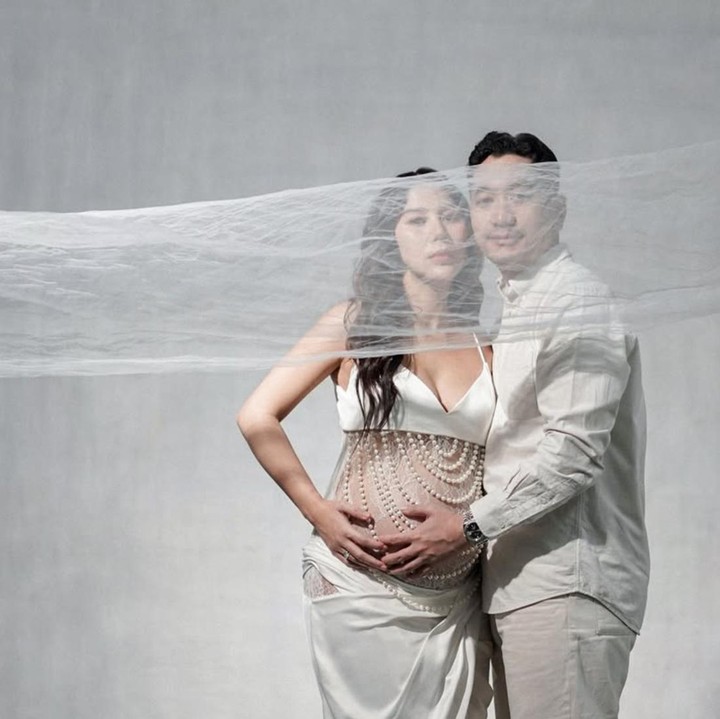 <p>Memasuki usia kehamilan trimester ketiga, aktris Adinda Thomas membagikan momen-momen manis menjelang persalinan anak pertamanya lewat maternity shoot bersama suaminya Raka Akmal. "See you very soon," tulis Adinda Thomas(Foto: @adindathomas).</p>