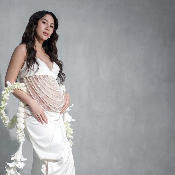 <p>Menariknya, hampir semua maternity shoot kali ini, Adinda Thomas menonjolkan baby bump-nya yang sudah membesar melalui berbagai pose. Mulai sendiri sampai pose romantis dengan sang suami yang tampak manis dan hangat. (Foto: @adindathomas)</p>