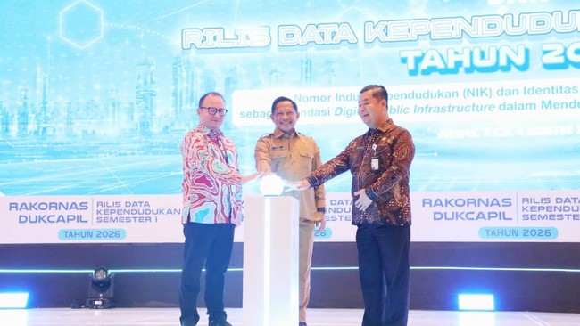 Mendagri Tito Karnavian saat membuka Rapat Koordinasi Nasional (Rakornas) Dukcapil dan Rilis Data Kependudukan Semester I Tahun 2026 di Hotel Bidakara, Jakarta, Senin (3/8/2026).