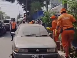 Ditinggal Sepekan di Pinggir Jalan Tebet, Sedan Penuh Debu Ini Dipindah Dishub