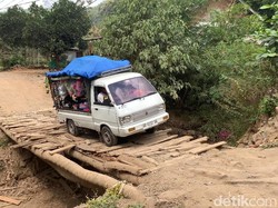 Jembatan Putus Tak Kunjung Diperbaiki, Pikap-Truk Nekat Lewat Jalur Darurat