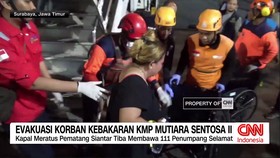 Kapal Motor (KMP) Mutiara Sentosa II terbakar di perairan Sumenep, Madura, pada Minggu siang. Kepanikan sempat terjadi ketika para penumpang berkumpul di geladak kapal sambil mengenakan pelampung untuk menunggu proses penyelamatan.
Proses evakuasi d