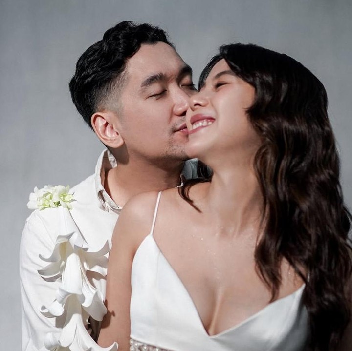 <p>Momen manis sangat terasa di maternity shoot kali ini. Raka Akmal memeluk Adinda Thomas dari belakang dan mengecup pipinya. Senyum bahagia perempuan asli Bandung Jawa Barat ini menggambarkan antusiasme menyambut kelahiran Si Kecil. (Foto: @adindathomas)</p>