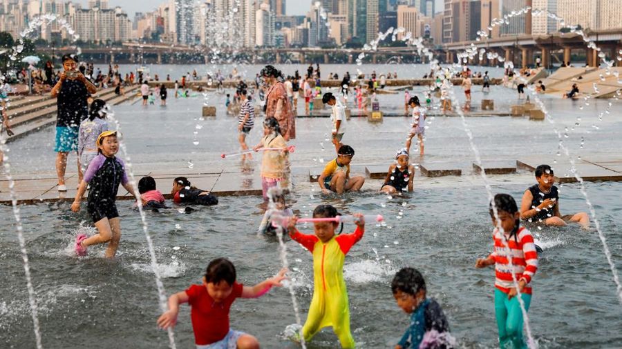 Otoritas Korea Selatan (Korsel) menyerukan masyarakat untuk menghentikan semua aktivitas luar ruangan (outdoor) usai Negeri Ginseng mencatat suhu tertinggi dalam satu abad. (REUTERS/Kim Hong-Ji)