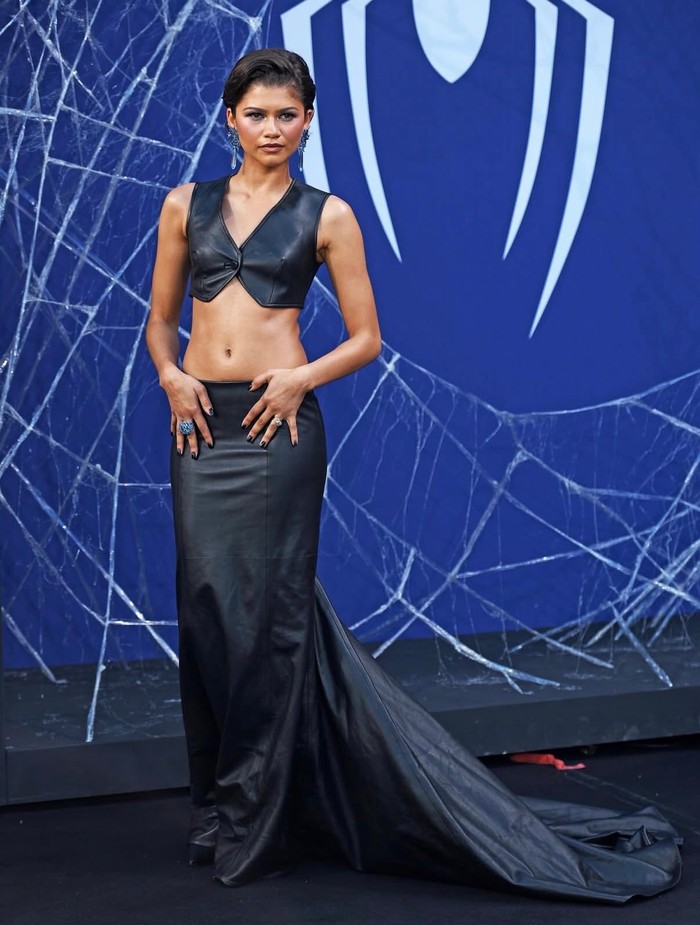 Pada malam harinya di Berlin, Zendaya mengenakan busana custom Louis Vuitton berbahan kulit hitam. Set atasan crop dan rok panjang berekor menciptakan tampilan yang bold sekaligus dramatis/Foto: instagram.com/zendaaaluvvv