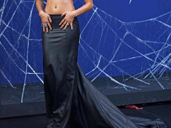 Pada malam harinya di Berlin, Zendaya mengenakan busana custom Louis Vuitton berbahan kulit hitam. Set atasan crop dan rok panjang berekor menciptakan tampilan yang bold sekaligus dramatis/Foto: instagram.com/zendaaaluvvv