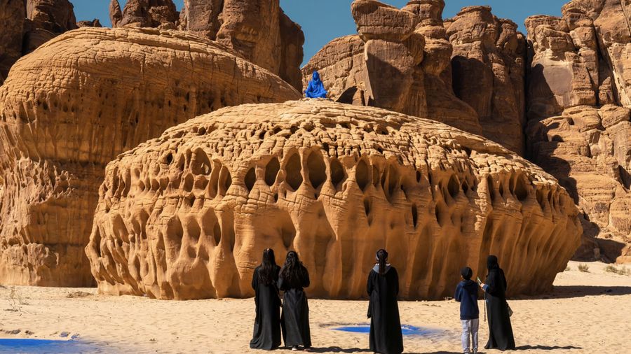 Patung Najma, sebuah instalasi seni berbentuk figur wanita berwarna biru, dipamerkan di area berhistoris AlUla, Arab Saudi. Karya tersebut merupakan hasil buatan seniman asal Amerika Serikat, Lita Albuquerque. (Dok. litaalbuquerque.com)