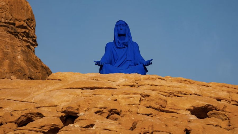 Patung Najma, sebuah instalasi seni berbentuk figur wanita berwarna biru, dipamerkan di area berhistoris AlUla, Arab Saudi. Karya tersebut merupakan hasil buatan seniman asal Amerika Serikat, Lita Albuquerque.
