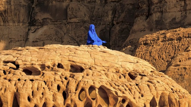 Geger "Wanita Biru" Muncul di Padang Pasir Madinah, Ada Apa?