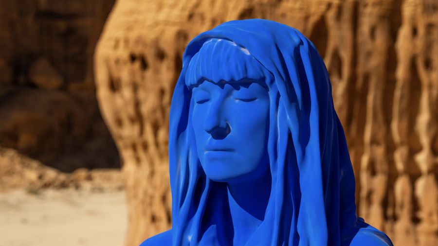 Patung Najma, sebuah instalasi seni berbentuk figur wanita berwarna biru, dipamerkan di area berhistoris AlUla, Arab Saudi. Karya tersebut merupakan hasil buatan seniman asal Amerika Serikat, Lita Albuquerque.