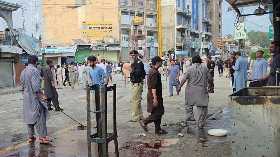 Pelaku peledak bunuh diri menargetkan demonstran dalam unjuk rasa anti-milisi dan perdamaian di Provinsi Khyber Pakhuntkhwa, Pakistan pada Minggu (2/8). Imbas kejadian ini, 14 orang tewas. (REUTERS/Hazrat Ali Bacha)