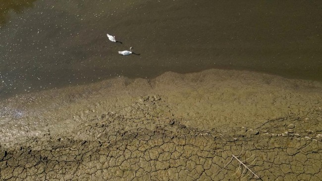 Penampakan Danau Mengering Hampir Jadi Daratan, Kapal-Kapak Terdampar