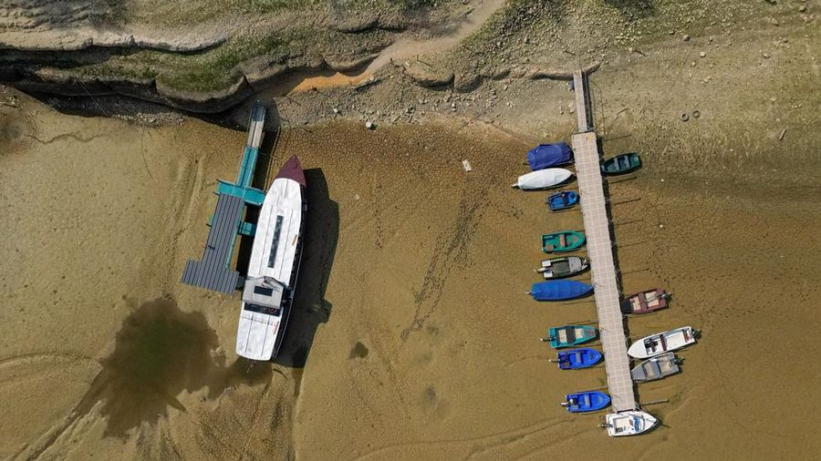 Pemandangan dari drone menunjukkan perahu-perahu nan ditambatkan di Danau Brenets nan nyaris kosong lantaran kondisi kekeringan nan memengaruhi Sungai Doubs menurunkan permukaan air di sepanjang perbatasan Swiss-Prancis di Les Brenets, Swiss, 30 Juli 2026.