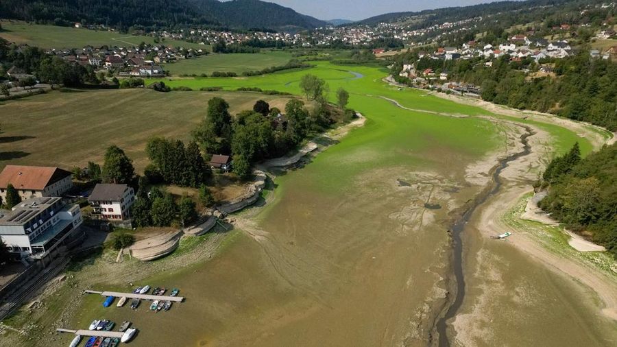 Pemandangan dari drone menunjukkan perahu-perahu nan ditambatkan di Danau Brenets nan nyaris kosong lantaran kondisi kekeringan nan memengaruhi Sungai Doubs menurunkan permukaan air di sepanjang perbatasan Swiss-Prancis di Les Brenets, Swiss, 30 Juli 2026.
