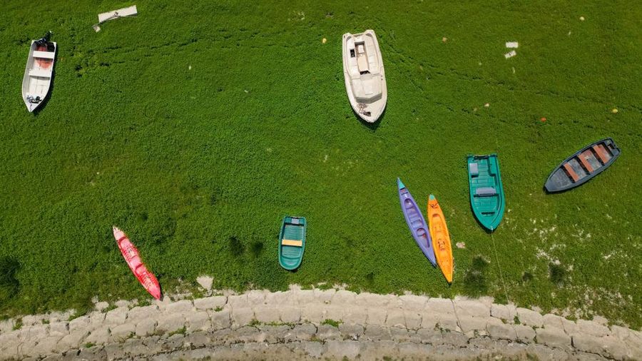 Pemandangan dari drone menunjukkan perahu-perahu nan ditambatkan di Danau Brenets nan nyaris kosong lantaran kondisi kekeringan nan memengaruhi Sungai Doubs menurunkan permukaan air di sepanjang perbatasan Swiss-Prancis di Villers-le-Lac, Prancis, 30 Juli 2026.