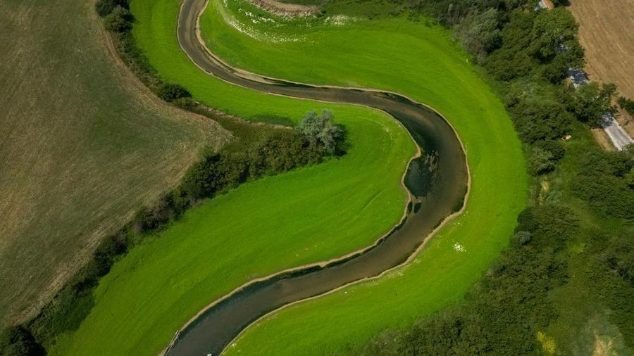 Pemandangan dari drone menunjukkan Sungai Doubs di pintu masuk Danau Brenets saat kondisi kekeringan menurunkan permukaan air di sepanjang perbatasan Swiss-Prancis di Villers-le-Lac, Prancis, 30 Juli 2026. (REUTERS/Denis Balibouse)