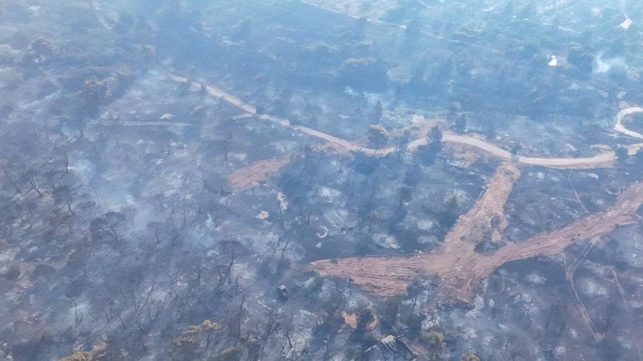 Pemandangan dari drone nan memperlihatkan area permukiman nan gosong terbakar setelah dilanda kebakaran hutan, di Veniza, dekat Megara, Yunani, 2 Agustus 2026.
