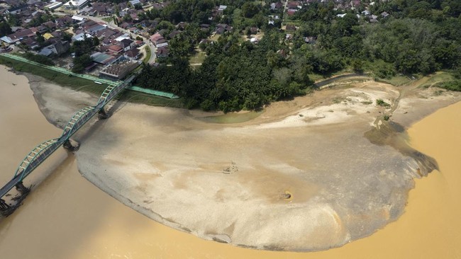 Foto udara Sungai Batang Tembesi yang airnya surut di Sarolangun, Jambi, Minggu (2/8/2026). Sungai yang menghilir ke Sungai Batanghari tersebut menyusut akibat kemarau dan memunculkan hamparan pasir hingga sepanjang 75 meter dari tepi atau hampir men