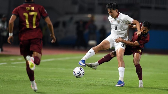 Pesepak bola Timnas Indonesia Mitchell Lee Baker (kedua kanan) berebut bola dengan pesepak bola Kamboja Sovan Ouk (kanan) pada laga Grup A ASEAN Championship atau Piala AFF 2026 di Stadion Pakansari, Kabupaten Bogor, Jawa Barat, Senin (27/7/2026). AN