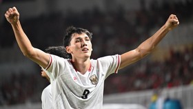 Pesepak bola Timnas Indonesia Mitchell Lee Baker berselebrasi usai membobol gawang Timnas Kamboja pada pertandingan Grup A ASEAN Championship atau Piala AFF 2026 di Stadion Gelora Pakansari, Kabupaten Bogor, Jawa Barat, Senin (27/7/2026). ANTARA FOTO
