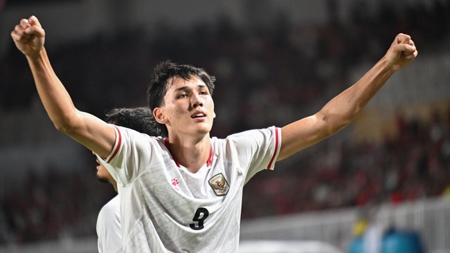 Pesepak bola Timnas Indonesia Mitchell Lee Baker berselebrasi usai membobol gawang Timnas Kamboja pada pertandingan Grup A ASEAN Championship atau Piala AFF 2026 di Stadion Gelora Pakansari, Kabupaten Bogor, Jawa Barat, Senin (27/7/2026). ANTARA FOTO