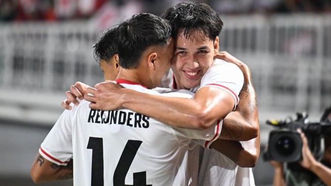 Pesepak bola Timnas Indonesia Mitchell Lee Baker (kanan) berselebrasi dengan rekannya Eliano Reijnders (kiri) usai membobol gawang Timnas Kamboja pada pertandingan Grup A ASEAN Championship atau Piala AFF 2026 di Stadion Gelora Pakansari, Kabupaten B