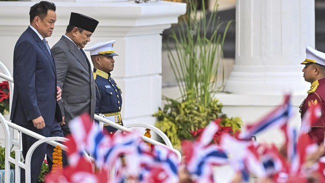 Presiden Prabowo Subianto (kedua kiri) jalan bersama Perdana Menteri Thailand Anutin Charnvirakul (kiri) saat upacara penyambutan kenegaraan di Istana Merdeka, Jakarta, Senin (3/8/2026). Kunjungan tersebut diantaranya untuk memperkuat kerja sama bila