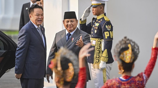 Presiden Prabowo Subianto (tengah) bersama Perdana Menteri Thailand Anutin Charnvirakul (kiri) menyaksikan tarian Jaipong saat upacara penyambutan kenegaraan di Istana Merdeka, Jakarta, Senin (3/8/2026). Kunjungan tersebut diantaranya untuk memperkua