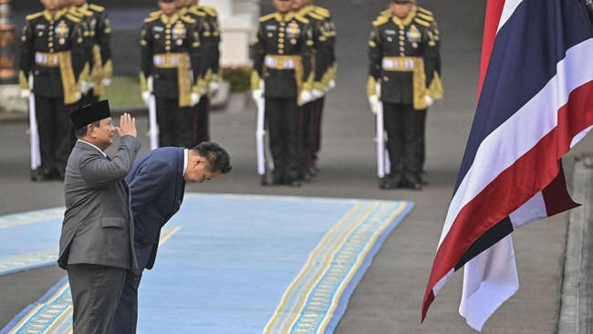 Presiden Prabowo Subianto (kiri) bersama Perdana Menteri Thailand Anutin Charnvirakul (kedua kiri) melakukan penghormatan pada bendera saat upacara penyambutan kenegaraan di Istana Merdeka, Jakarta, Senin (3/8/2026). Kunjungan tersebut diantaranya un