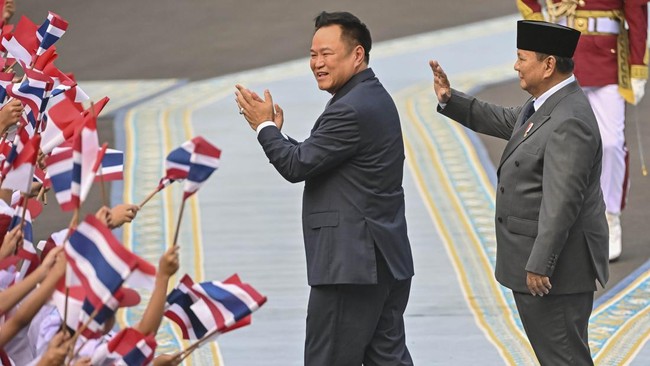 Presiden Prabowo Subianto (kanan) bersama Perdana Menteri Thailand Anutin Charnvirakul (kedua kanan) melambaikan tangan ke arah pelajar saat saat upacara penyambutan kenegaraan di Istana Merdeka, Jakarta, Senin (3/8/2026). Kunjungan tersebut diantara