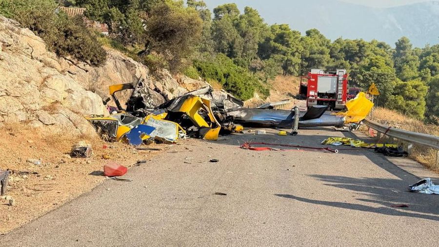 Puing-puing helikopter pemadam kebakaran tergeletak di jalan setelah dua helikopter berbenturan saat berupaya memadamkan kebakaran rimba besar di dekat Psatha, Yunani, dalam gambar nan dirilis pada 2 Agustus 2026 ini.