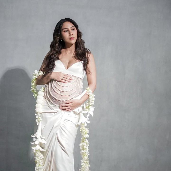 <p>Rangkaian bunga putih mempercantik sesi maternity shoot Adinda Thomas. Ditambah lagi riasan wajah yang tampak natural dengan model rambut dibiarkan terurai bergelombang menambah kesan anggun perempuan 32 tahun ini. (Foto: @adindathomas)</p>