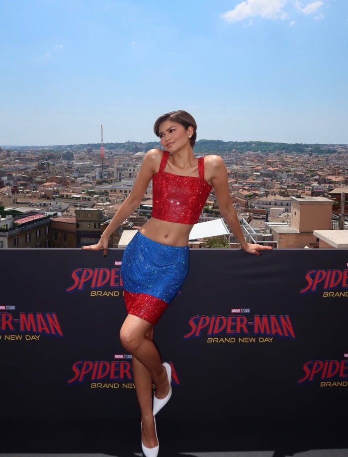 Saat photo call di Roma, Zendaya mengenakan set vintage Versace koleksi Fall 1997 berhias kristal Swarovski. Perpaduan warna merah dan birunya memberi sentuhan yang terinspirasi dari Spider-Man/Foto: instagram.com/zendaaaluvvv