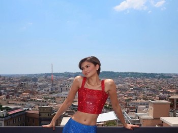 Saat photo call di Roma, Zendaya mengenakan set vintage Versace koleksi Fall 1997 berhias kristal Swarovski. Perpaduan warna merah dan birunya memberi sentuhan yang terinspirasi dari Spider-Man/Foto: instagram.com/zendaaaluvvv