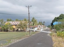 11 Tiang Listrik Roboh Akibat Luapan Air Irigasi di Parimo, Akses Jalan Lumpuh