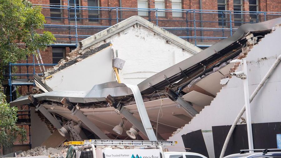 Sebuah gedung nan rusak tergeletak setelah runtuh di Sydney, Australia, 3 Agustus 2026.