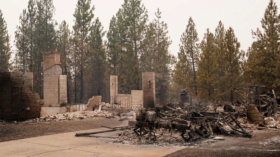 Sisa-sisa rumah nan hancur akibat kebakaran rimba di wilayah Spokane, Washington, AS, 2 Agustus 2026. (REUTERS/David Ryder)