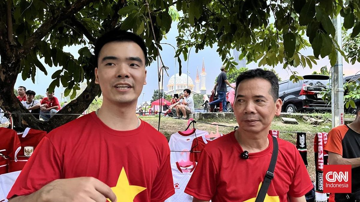 Fans Vietnam Takjub Atmosfer Stadion Pakansari, Sorot Mitchell Baker