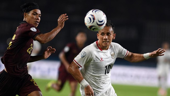 Pesepak bola Timnas Indonesia Egy Maulana Vikri (kanan) menguasai bola dikawal ketat  pesepak bola Kamboja Sokmeng Chea (kiri) pada ASEAN Hyundai Cup 2026 di Stadion Pakansari, Kabupaten Bogor, Jawa Barat, Senin (27/7/2026). Timnas Indonesia kalahkan