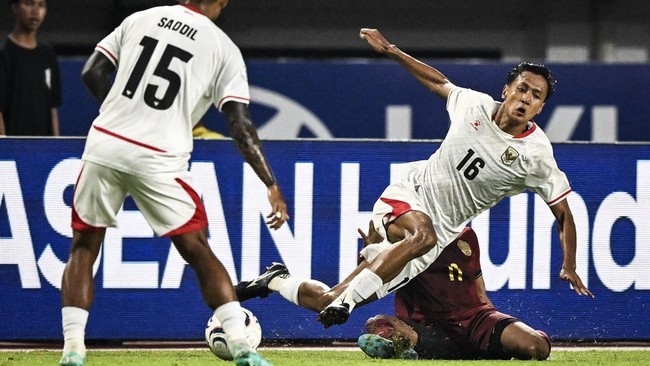 Pesepak bola Timnas Indonesia Dony Tri Pamungkas (tengah) terjatuh saat berebut bola dengan pesepak bola Timnas Kamboja Rado Mon (kanan) pada pertandingan Grup A ASEAN Championship atau Piala AFF 2026 di Stadion Gelora Pakansari, Kabupaten Bogor, Jaw