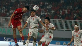 Pesepak bola Timnas Indonesia Mitchell Lee Baker (kiri) berebut bola dengan pesepak bola Timnas Vietnam Xuanh Manh Pham (kedua kiri) pada pertandingan Grup A Piala AFF 2026 di Stadion Gelora Pakansari, Kabupaten Bogor, Jawa Barat, Senin (3/8/2026). A