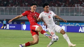 Pesepak bola Timnas Indonesia Mitchell Lee Baker (kiri) berebut bola dengan pesepak bola Timnas Vietnam Tanch Chung Nguyen (kanan) pada pertandingan Grup A Piala AFF 2026 di Stadion Gelora Pakansari, Kabupaten Bogor, Jawa Barat, Senin (3/8/2026). ANT