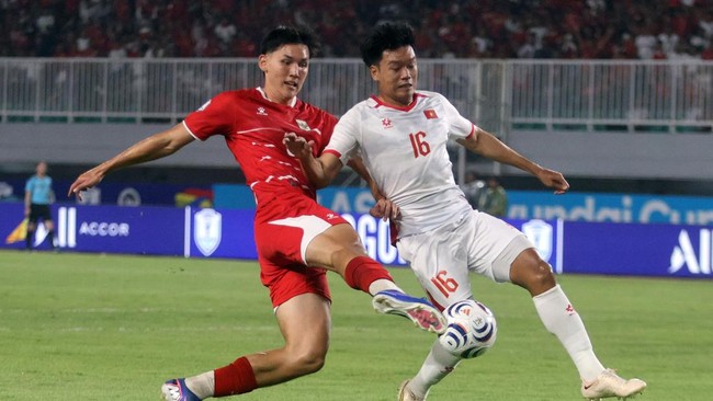 Pesepak bola Timnas Indonesia Mitchell Lee Baker (kiri) berebut bola dengan pesepak bola Timnas Vietnam Tanch Chung Nguyen (kanan) pada pertandingan Grup A Piala AFF 2026 di Stadion Gelora Pakansari, Kabupaten Bogor, Jawa Barat, Senin (3/8/2026). ANT