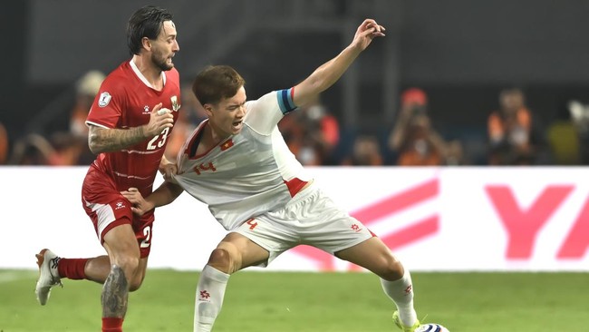 Pesepak bola Timnas Indonesia Marc Klok (kiri) berebut bola dengan pesepak bola Timnas Vietnam Nguyen Hoang Duc (kanan) pada pertandingan Grup A Piala AFF 2026 di Stadion Pakansari, Kabupaten Bogor, Jawa Barat, Senin (3/8/2026). ANTARA FOTO/Bayu Prat