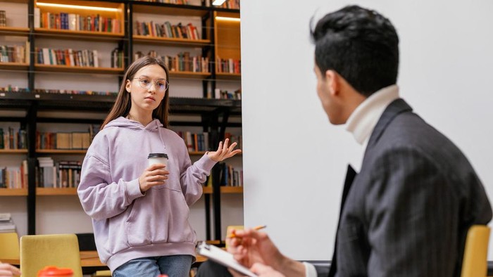 3 'Top-tier' Pertanyaan Basa-basi Paling Melelahkan Bagi Gen Z
